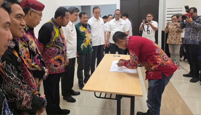 Penyerahan izin NPPBKC kepada 11 pabrik rokok Sumenep di Kantor DJBC Jatim I, Sidoarjo. Foto/Klik Times. 