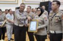 Kasat Lantas Polres Sumenep, AKP Ninit Titis Dewiyani menerima penghargaan khusus atas ungkap tabrak lari terbanyak dari Polda Jawa Timur. Foto/Klik Times. 