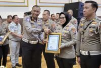 Kasat Lantas Polres Sumenep, AKP Ninit Titis Dewiyani menerima penghargaan khusus atas ungkap tabrak lari terbanyak dari Polda Jawa Timur. Foto/Klik Times. 