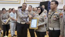Kasat Lantas Polres Sumenep, AKP Ninit Titis Dewiyani menerima penghargaan khusus atas ungkap tabrak lari terbanyak dari Polda Jawa Timur. Foto/Klik Times. 