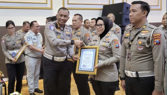 Kasat Lantas Polres Sumenep, AKP Ninit Titis Dewiyani menerima penghargaan khusus atas ungkap tabrak lari terbanyak dari Polda Jawa Timur. Foto/Klik Times. 