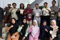 Foto bersama kader HMI UIN Madura dengan Koordinator MR KAHMI usai diskusi dan launching perpustakaan di Graha Insan Cita. Foto/Klik Times. 