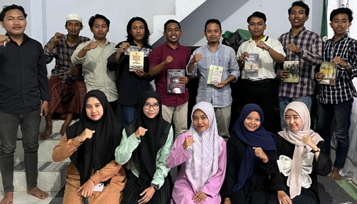 Foto bersama kader HMI UIN Madura dengan Koordinator MR KAHMI usai diskusi dan launching perpustakaan di Graha Insan Cita. Foto/Klik Times. 