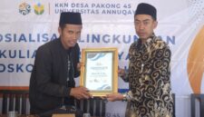 Kiai Majdi Tsabit, Dekan Fakultas Ekonomi dan Bisnis Islam Universitas Annuqayah sekaligus Pendamping KKN Posko 45 saat menyerahkan Certificate of Appreciation kepada salah satu peserta KKN. Foto/Klik Times. 