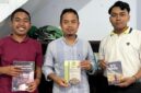 Ketua MR KAHMI UIN Madura, Maimun, menyerahkan buku kepada kader HMI komisariat se-UIN Madura sebagai bentuk kepedulian alumni. Foto/Klik Times. 