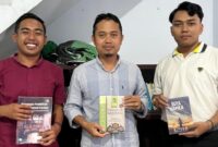 Ketua MR KAHMI UIN Madura, Maimun, menyerahkan buku kepada kader HMI komisariat se-UIN Madura sebagai bentuk kepedulian alumni. Foto/Klik Times. 