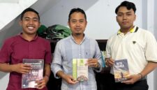 Ketua MR KAHMI UIN Madura, Maimun, menyerahkan buku kepada kader HMI komisariat se-UIN Madura sebagai bentuk kepedulian alumni. Foto/Klik Times. 