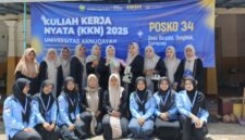 Mahasiswa KKN Universitas Annuqayah Posko 34 berfoto bersama ibu-ibu PKK dan KWT Desa Bicabbi usai pelatihan pengolahan tiga produk lokal. Foto/Klik Times. 