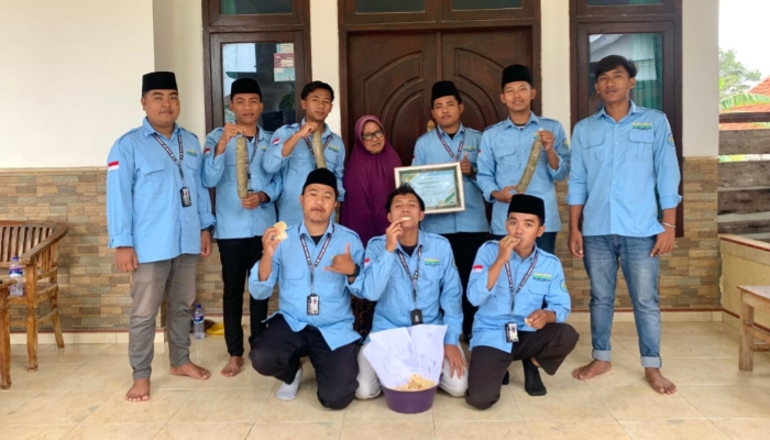 Mahasiswa KKN Universitas Annuqayah Posko 51 Dampingi UMKM Krupuk Daun Kelor di Desa Sotabar, Pamekasan