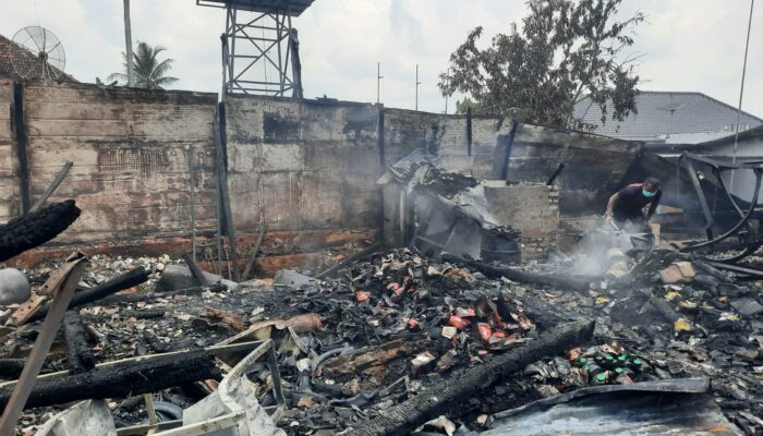 Kebakaran Hebat Lahap Deretan Pertokoan di Ganding Sumenep, Kerugian Capai Rp1,5 Miliar