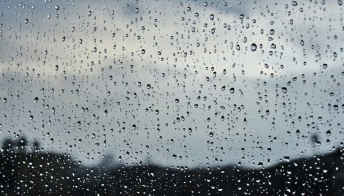 Hujan Tak Selalu Romantis, Begini Cara Agar Tubuh Tetap Fit Meski Kehujanan