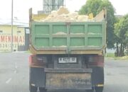 Truk Galian C Tanpa Terpal Penutup Masih Bebas Melintas di Sumenep, Pengendara Soroti Lemahnya Pengawasan