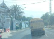 Truk Galian C Tanpa Terpal Melintas di Depan Rumah Bupati Sumenep, Warga Soroti Pengawasan