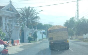 Truk Galian C Tanpa Terpal Melintas di Depan Rumah Bupati Sumenep, Warga Soroti Pengawasan