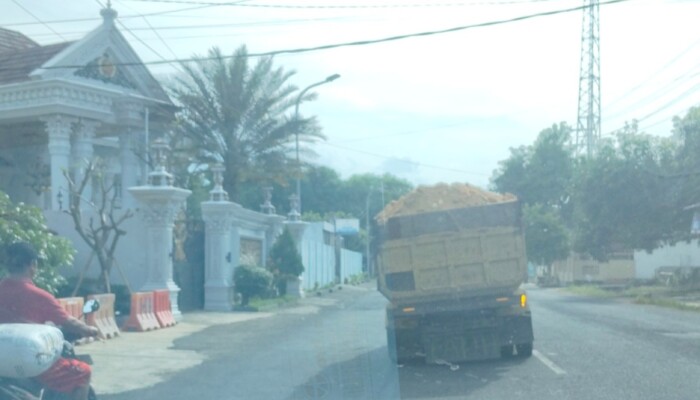 Truk Galian C Tanpa Terpal Melintas di Depan Rumah Bupati Sumenep, Warga Soroti Pengawasan