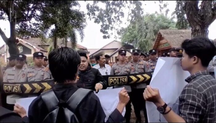 Gempar Kepung Diskop UKM Perindag Sumenep, Tuding Kebijakan Batik Tak Transparan