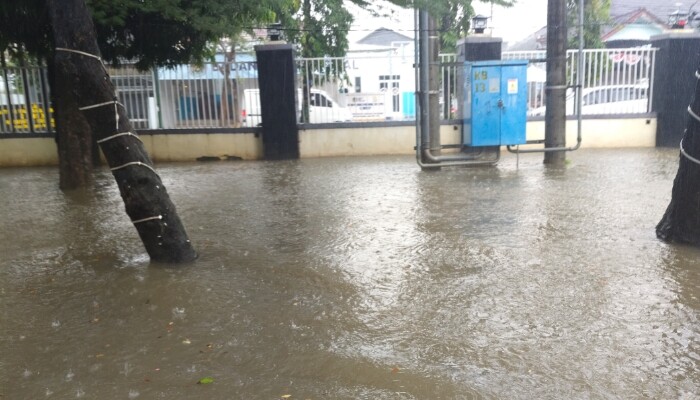 Hujan Lebat Picu Genangan, Warga Minta Drainase RSUD Sumenep Dibenahi
