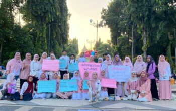 Peringati Hari Perempuan Internasional 2026, Women Center Sumenep Gelar Aksi Simbolik di Taman Bunga