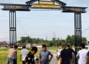 Mengharukan! Pemuda Pocang Timur Bangun Gapura Kampung Secara Swadaya 