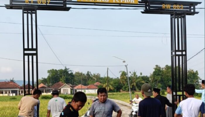 Mengharukan! Pemuda Pocang Timur Bangun Gapura Kampung Secara Swadaya 