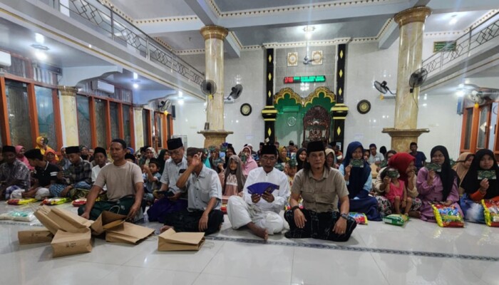 Detikzone Berkolaborasi denganTakmir Masjid Mujahidin Santuni 150 Warga di Pasongsongan