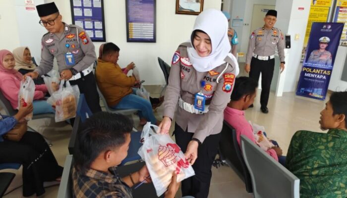 Polantas Menyapa, Satlantas Polres Sumenep Berbagi Takjil untuk Pemohon SIM