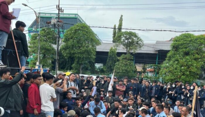 Aliansi BEM Nusantara Jatim Demo di DPRD, Soroti Represivitas dan Dugaan Militerisme