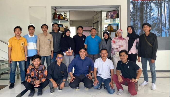 HMI Komisariat Insan Cita UIN Madura Pelajari Dunia Penyiaran Lewat Kunjungan ke Karimata Media
