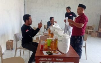 Bulog Kancab Madura Salurkan Bantuan Pangan ke 1.174 KK di Desa Ambat, Pamekasan
