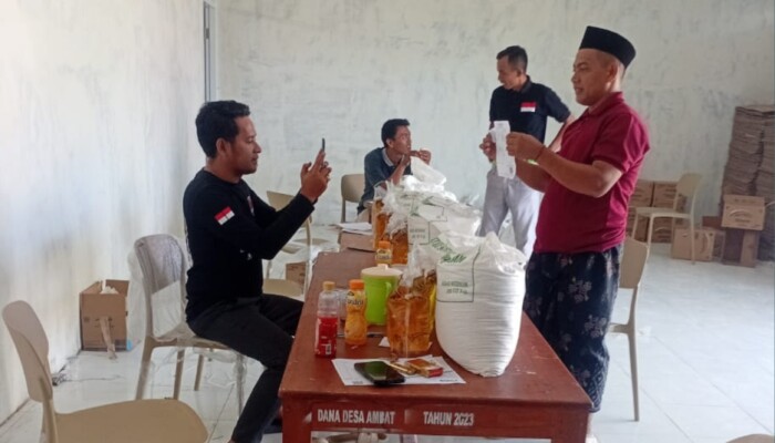 Bulog Kancab Madura Salurkan Bantuan Pangan ke 1.174 KK di Desa Ambat, Pamekasan