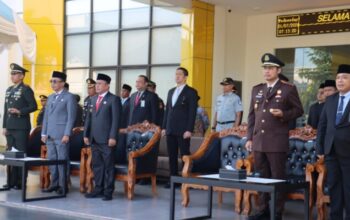 Khidmat! Upacara Hari Bhayangkara ke-80 di Polres Pamekasan Diwarnai Penganugerahan Tanda Kehormatan
