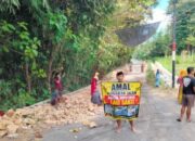 Kesal Jalan Tak Kunjung Diperbaiki, Warga Kapedi Patungan Tambal Jalan Kabupaten