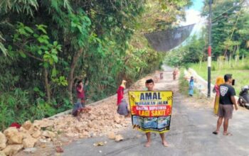 Kesal Jalan Tak Kunjung Diperbaiki, Warga Kapedi Patungan Tambal Jalan Kabupaten