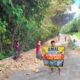 Kesal Jalan Tak Kunjung Diperbaiki, Warga Kapedi Patungan Tambal Jalan Kabupaten