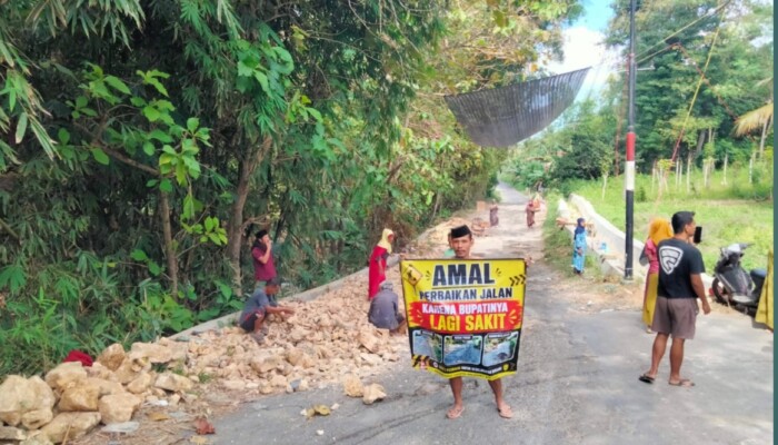 Kesal Jalan Tak Kunjung Diperbaiki, Warga Kapedi Patungan Tambal Jalan Kabupaten