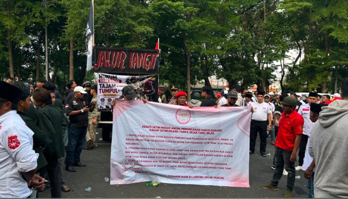 BEMNUS dan SPM-MP Kepung Kejati Jatim, Tuding Kasus Korupsi Kakap ‘Hilang Tanpa Jejak’