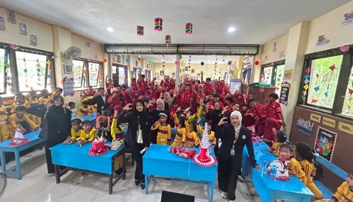 Mahasiswa UM Bangun Budaya Hidup Sehat melalui Edukasi PHBS di Desa Dapenda