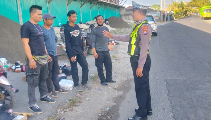 Polantas Sumenep Sapa Sopir Ekspedisi, Kasat Lantas Tekankan Disiplin Parkir Demi Keselamatan Bersama