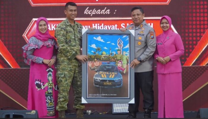Kapolres Lama AKBP Hendra Eko Triyulianto Pamit, Dandim 0826 Pamekasan Beri Kenang-Kenangan Penuh Makna