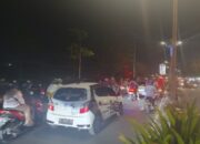 Minim Lahan Parkir, Mayoritas Mobil Pengunjung Pasar Benteng Pancasila Parkir di Badan Jalan