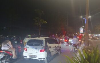 Minim Lahan Parkir, Mayoritas Mobil Pengunjung Pasar Benteng Pancasila Parkir di Badan Jalan