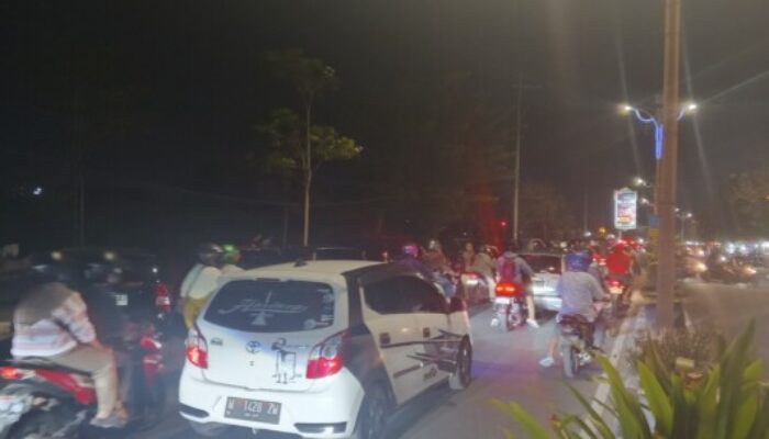 Minim Lahan Parkir, Mayoritas Mobil Pengunjung Pasar Benteng Pancasila Parkir di Badan Jalan