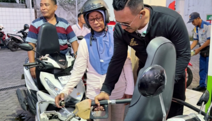 Unik! Bang Ali Sedekah Pertalite Gratis untuk Pengendara Motor di Pamekasan