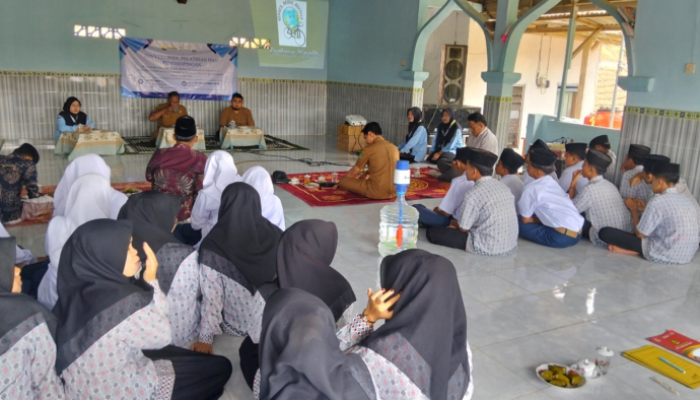 KKN UA Posko 12 Gelar Penyuluhan Ekonomi Sirkular di PP Raudlatul Amal