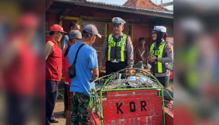 Satlantas Polresta Sumenep Sosialisasikan Larangan Bentor kepada Pengemudi di Pelabuhan Kalianget
