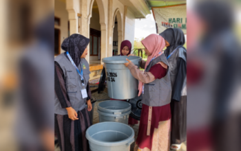 KKN UA Posko 34 Sediakan Tempat Sampah di Pesantren Nurul Jadid Rosong