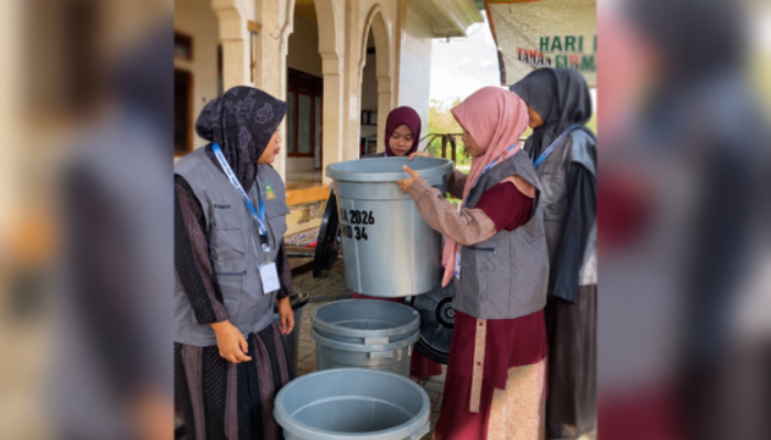 KKN UA Posko 34 Sediakan Tempat Sampah di Pesantren Nurul Jadid Rosong
