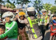 Radio Karimata Bagikan Puluhan Helm Gratis, Rayakan HUT ke-37 Bersama Pengendara Pamekasan