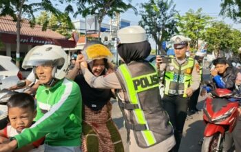 Radio Karimata Bagikan Puluhan Helm Gratis, Rayakan HUT ke-37 Bersama Pengendara Pamekasan