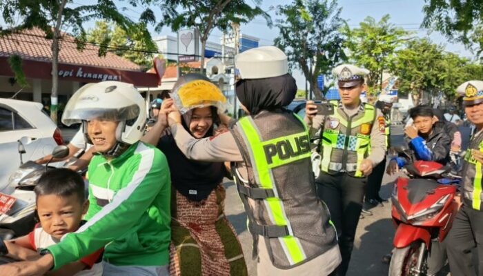 Radio Karimata Bagikan Puluhan Helm Gratis, Rayakan HUT ke-37 Bersama Pengendara Pamekasan